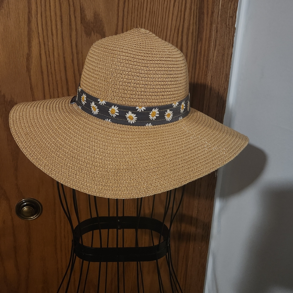 Lilac & Vine Daisy Wide Brim Crushable Sun Hat. 